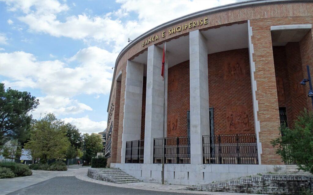 Para zgjedhjeve, Banka e Shqipërisë rifilloi blerjet e valutës për të ndalur rënien e Euros